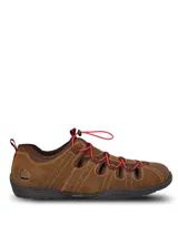 Sandalia deportiva de cuero marrón con aberturas laterales, costuras pespunteadas en contraste y sistema de ajuste rápido con cordones elásticos rojos. Cuenta con suela de goma negra y diseño cerrado en la puntera.