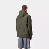 Campera tipo canguro Carhartt WIP, color negro, con capucha ajustable con cordón, cierre frontal a mitad del torso, bolsillo tipo canguro con solapa y logo bordado en el pecho.