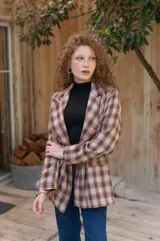 Blazer de paño con estampa a cuadros en tonos marrones y beige, de corte recto y mangas largas.
