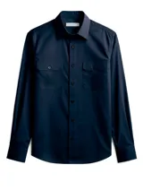 Camisa azul marino de manga larga con cuello clásico, cierre frontal con botones y dos bolsillos de parche con botón en el pecho.