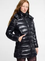 Campera puffer larga de nylon color negro, con cuello alto y capucha desmontable. Tiene cierre frontal con cremallera, bolsillos laterales con cierre y logo redondo en la manga.