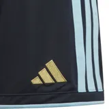 Short de fútbol Adidas de la Selección Argentina, modelo local 2026, para niños. Diseño azul oscuro con detalles celestes en los laterales y el escudo de la AFA bordado.