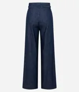 Pantalón de jean corte wide leg en color azul oscuro, con cintura alta, cierre frontal con botón y cremallera, y cinturón de lazo del mismo tejido.