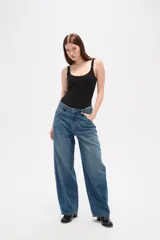 Pantalon jean de corte barrel y tiro medio, en color negro, con diseño de pierna ancha y estructura rígida.