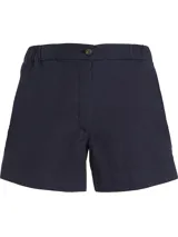 Pantalón corto azul marino de algodón con cierre de cremallera oculta y botón, cuatro bolsillos y logo de Tommy Hilfiger en la parte trasera.
