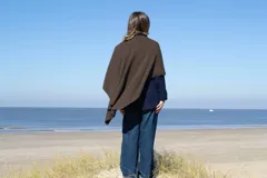 Ruana marrón de tejido de punto grueso, confeccionada en 100% baby alpaca.