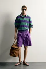 Pantalones cortos de Zara Athleticz confeccionados en tejido técnico ligero color violeta, con cintura elástica ajustable con cordón y pliegues frontales.