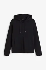 Campera negra con capucha forrada en punto, cierre frontal, cordón ajustable y bolsillos laterales. Puños y bajo acanalados.
