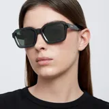 Lentes de sol cuadrados con armazón gris oscuro y lentes polarizados de color verde oscuro.