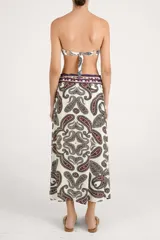 Falda larga fluida de diseño envolvente con estampado paisley en tonos bordó, negro y blanco, con cintura alta decorada con cenefa geométrica y lazo lateral.