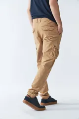 Pantalón cargo de hombre color verde militar, corte regular, con dos bolsillos laterales y logo bordado.