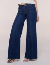 Jean wide leg de tiro alto en denim azul claro, con calce ajustado en la cadera, costuras verticales frontales y bolsillos estilo carpintero.