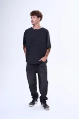 Remera de manga corta y cuello redondo con efecto de lavado gastado, confeccionada en algodón.