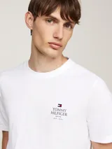 Remera blanca de algodón con cuello redondo y logo de Tommy Hilfiger bordado en el pecho.