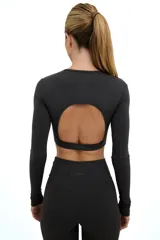 Top deportivo manga larga color gris oscuro, de escote redondo y espalda abierta.