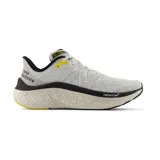 Championes de running New Balance Fresh Foam X Kaiha Road, color gris claro con detalles en negro y amarillo.