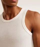 Musculosa masculina de corte regular, confeccionada en tejido flamé con textura acanalada. Presenta cuello redondo y diseño liso sin estampas.