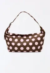 Cartera tipo hobo de color marrón con estampado de lunares rosados, asa ajustable con hebilla metálica y ojalillos.