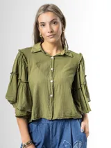 Blusa verde militar de algodón, con mangas amplias estilo campana con volados y diseño liviano.