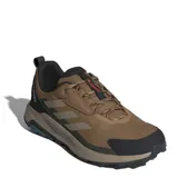 Championes de trekking Adidas Terrex Anylander, color marrón con detalles en negro. Presentan capellada de tejido técnico liviano, puntera reforzada, mediasuela de EVA para mayor amortiguación y suela Traxion para un agarre superior en terrenos variados.