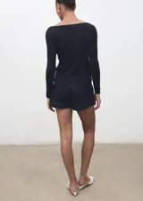 Camiseta de manga larga entallada con cuello en pico y detalle de ribete en contraste en el escote y los puños.