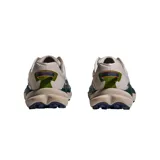 Championes de trail running Hoka Torrent 4, con capellada de malla técnica en color beige, entresuela con diseño ondulado en verde oscuro y detalles en naranja vibrante. Presenta suela con tracción optimizada para terrenos irregulares.