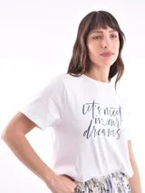 Conjunto de pijama compuesto por una remera blanca de manga corta con estampa de texto en el frente y un short estampado con diseño botánico en tonos celestes y grises, con cordón de ajuste en la cintura.