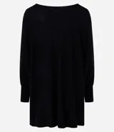 Suéter de tricot color negro con escote canoa, mangas murciélago y puños ajustados.