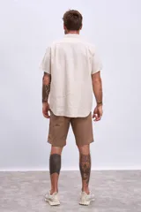 Bermuda de gabardina color marrón, corte recto y largo a la rodilla.