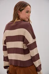 Sweater de tejido de punto con diseño de rayas horizontales anchas en color marrón y beige, de corte holgado, cuello redondo y mangas largas.