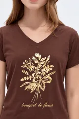 Remera de algodón manga corta, color negro, con cuello en V y estampa frontal en tono plateado con diseño floral y la inscripción 'Bouquet Study No.4'.