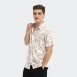 Camisa de manga corta con estampado floral sutil.