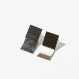 Par de caravanas de acero con diseño geométrico cuadrado en dos tonos: negro y plateado, y cobre y plateado.