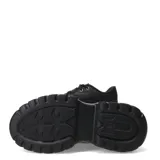 Championes urbanos Puma modelo Karmen X-TRA, color negro con plataforma alta y detalles en dorado en los ojales. Presentan un diseño robusto con suela dentada y cordones al tono.