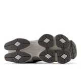 Championes urbanos New Balance modelo 9060, unisex, color gris y negro, con detalles en beige. Confeccionados en gamuza y malla, con logo "N" característico en los laterales y entresuela con amortiguación ABZORB y SBS.