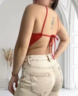 Top rojo con tirantes finos cruzados en el cuello y corte pañuelo.