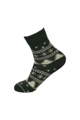 Medias de caña media con diseño de cuadros en tonos verde y beige, confeccionadas en tejido de punto con puntera y talón reforzados en color verde sólido.