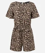 Enterito corto de mangas cortas con estampado de leopardo. Presenta cuello redondo con cierre tipo gota en la espalda, elástico en la cintura y lazo ajustable a juego.