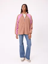 Campera de polar marca Rusty, color azul con paneles laterales en celeste claro. Presenta cierre frontal completo, cuello alto y logo de la marca bordado en el pecho.