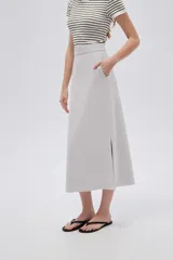 Falda midi color gris claro, de corte recto y tiro alto, confeccionada en viscosa.