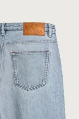 Jeans straight fit de corte recto confeccionados en denim de algodón celeste con efecto lavado. Presentan diseño clásico de cinco bolsillos y cierre frontal con botón y bragueta. Colección especial Fruit of the Loom x Zara.