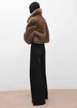 Jeans wide leg tiro alto de pana marrón oscuro, con diseño de cinco bolsillos, trabillas para cinto y cierre frontal con botón y cremallera.