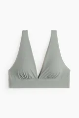 Soutien suave de microfibra color gris, con copas con relleno y escote en V profundo con fruncidos en la base.