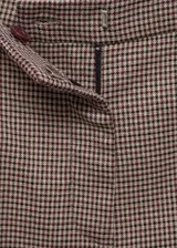 Pantalon de vestir con diseño de cuadros pequeños, tiro medio y corte recto. Cuenta con bolsillos laterales de ribete y cierre frontal oculto con cremallera y gancho.