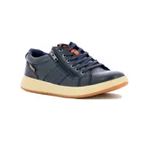 Championes casuales de hombre color azul marino, con cierre lateral, cordones al tono y suela de goma en color crema con base caramelo.
