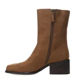 Botas cortas de mujer color negro, caña media, confeccionadas en material tipo gamuza. Presentan punta cuadrada y taco ancho de altura media con acabado veteado oscuro.