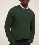 Suéter celeste de punto con textura acanalada horizontal, cuello redondo y mangas largas con puños ajustados.