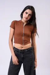 Remera crop top de morley marrón, de manga corta, con cierre frontal metálico completo y terminación inferior en pico.