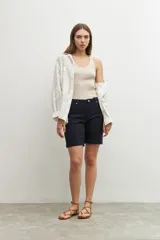 Musculosa beige de breteles finos con cuello redondo y ribete en contraste.