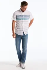 Pantalón de jean azul clásico de corte recto, con diseño tradicional de cinco bolsillos y trabillas para cinturón.